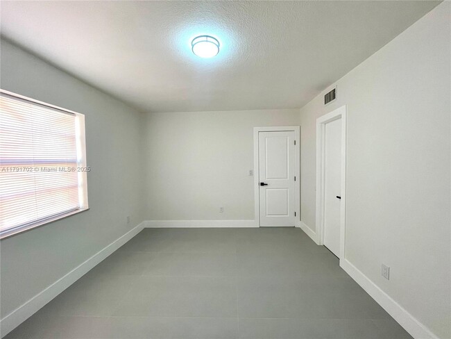 Building Photo - 1035 W 77th St