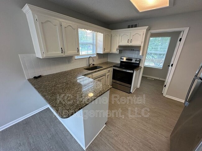 Building Photo - 1400 Cypress Dr