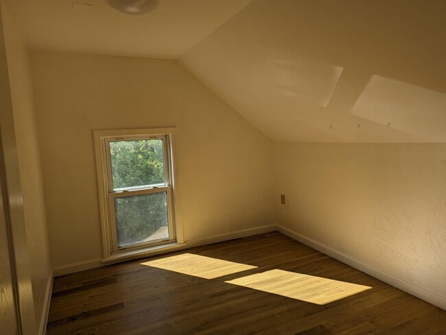 Building Photo - 15 Oak St