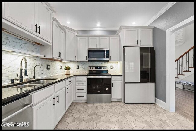 Building Photo - 1625 Brook Hollow Dr