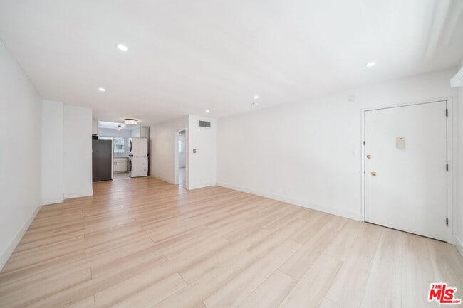 Primary Photo - 326 Serrano Ave