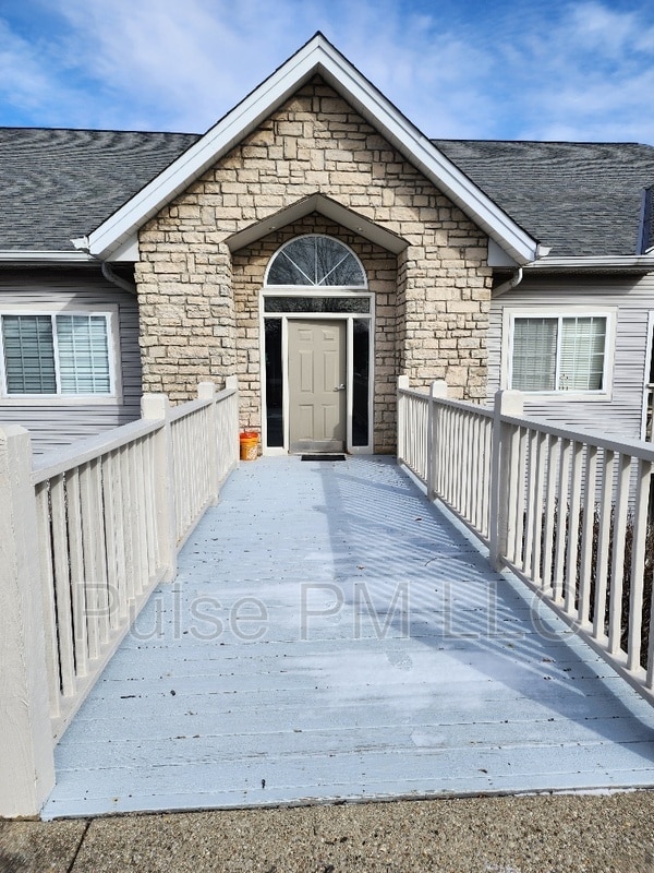 Building Photo - 2990 Sequoia Dr