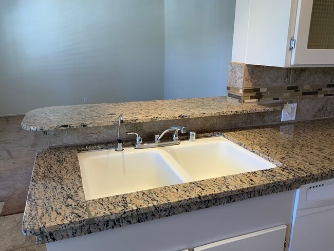 Building Photo - Remodeled one bedroom/1 bath upper unit - ...