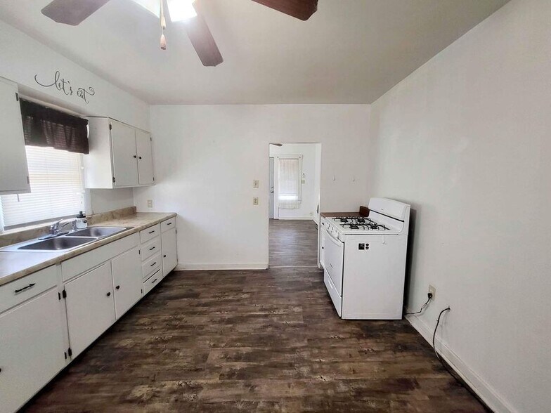 Building Photo - 1001 S Main St