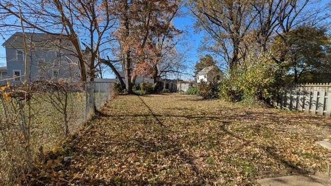 Building Photo - Welcome to your charming home located in the vibrant city of Akron