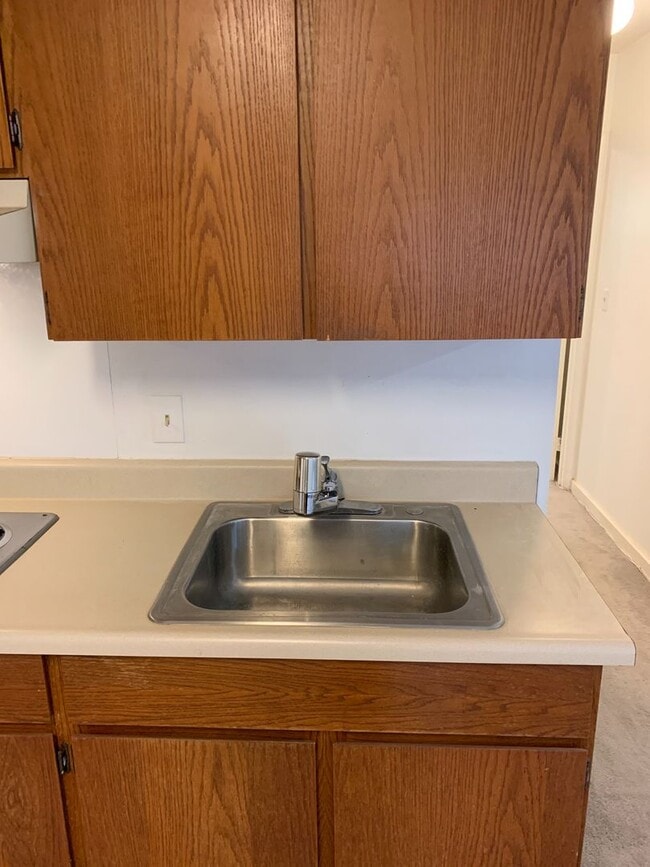 Building Photo - 1/1 Downstairs unit in Royal Summit