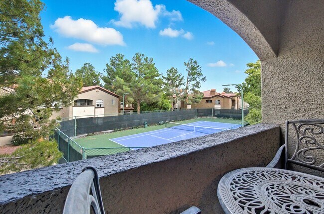 Building Photo - Upgraded 1 Bedroom Condo in Gated Communit...
