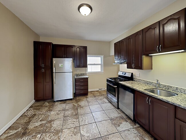 Building Photo - 424 E Park Ave