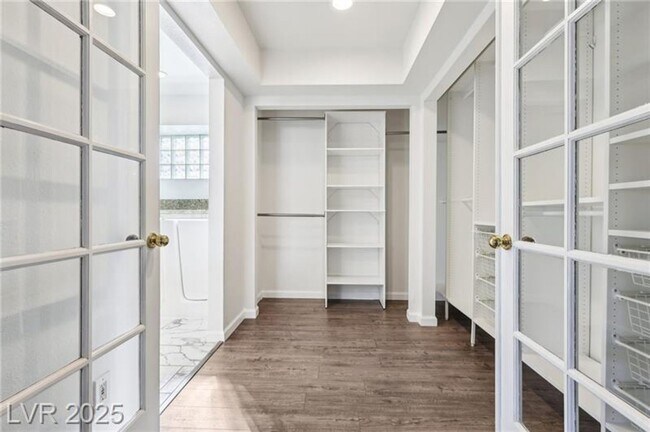 Building Photo - SPACIOUS 3BEDROOM SINGLE STORY TOWNHOME IN...