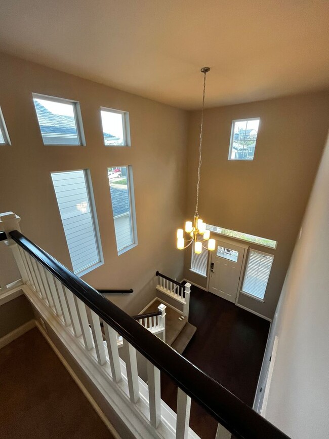 Building Photo - Large 4bed/3bath Home