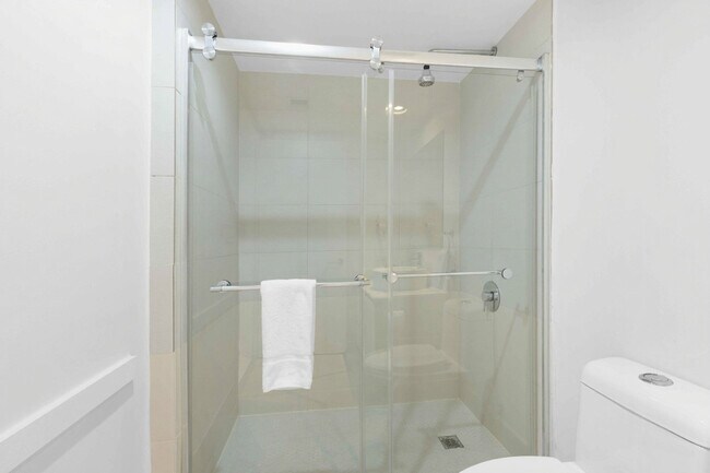 Building Photo - 2602 E Hallandale Beach Blvd