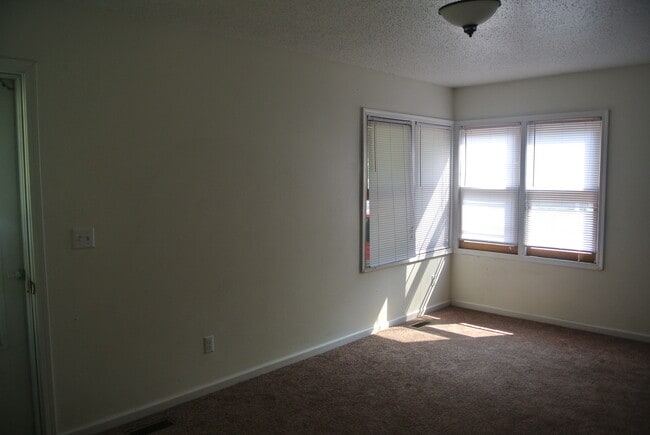 Building Photo - 2 Bedroom House!