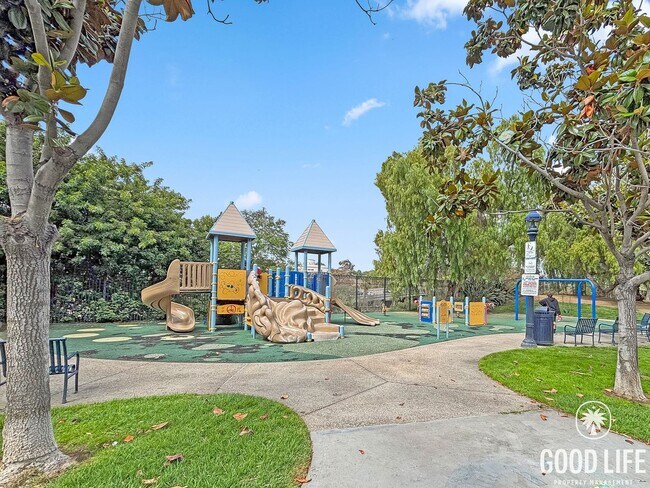 Building Photo - Inviting 1B/1.5BA Condo with Balcony in Cortez Hill
