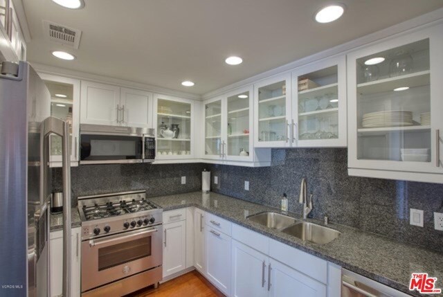 Building Photo - 817 N Alfred St