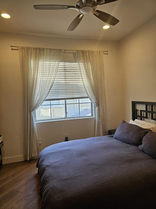 Building Photo - Modern 3BD/3BA Townhouse in Prime Union Ci...