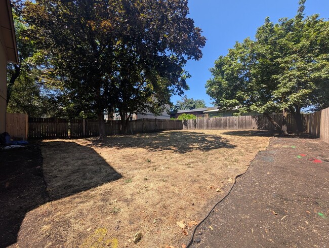 Building Photo - Newly Renovated 2-Bedroom, 1.5-Bath Apartm...