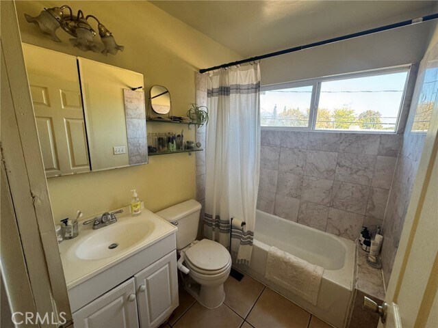 Building Photo - 428 N Hollywood Way