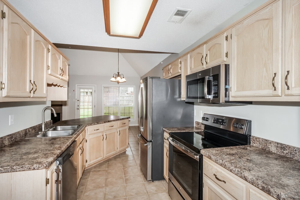 Building Photo - 3135 Quartz Dr