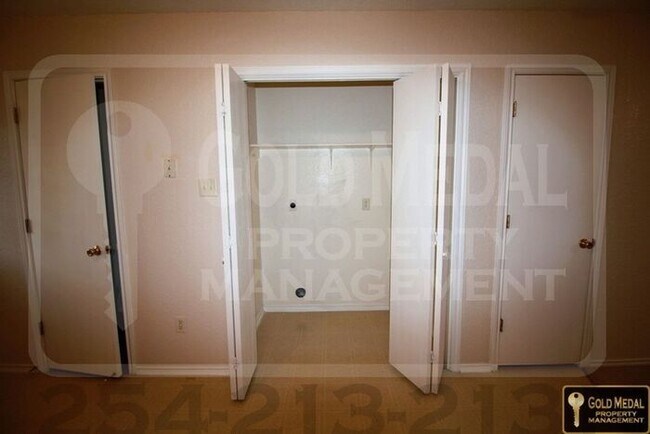 Building Photo - 4500 Sylvia Dr