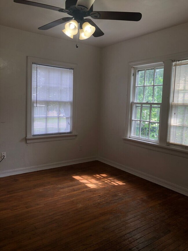 Building Photo - 2 Bed 1 Bath - Refrigerator Included - Urb...