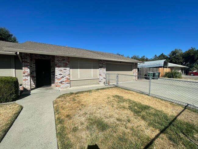 Building Photo - Single story located in East Modesto neigh...