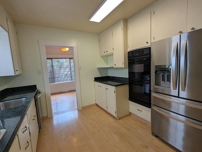 Building Photo - 533 Oak Ave