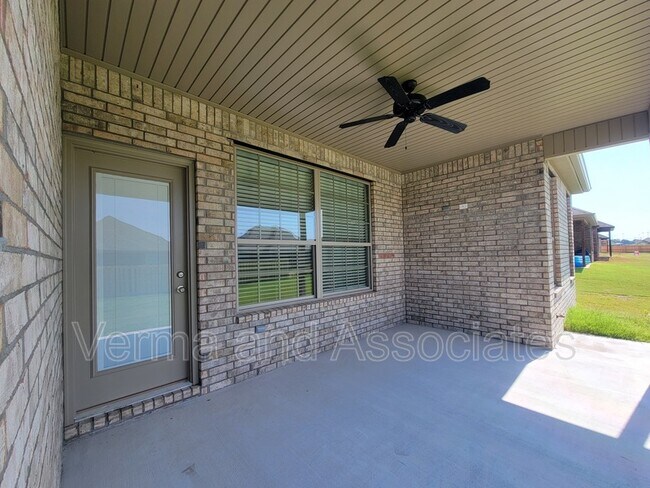 Building Photo - 1041 N Skyline Loop
