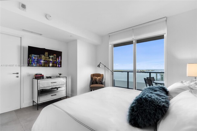 Building Photo - 1300 Brickell Bay Dr