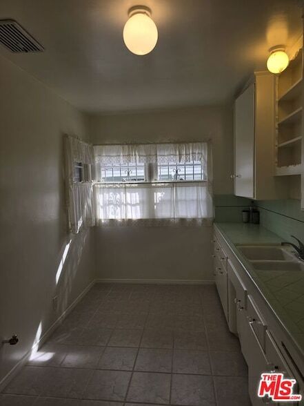 Building Photo - 6243 S Fairfax Ave