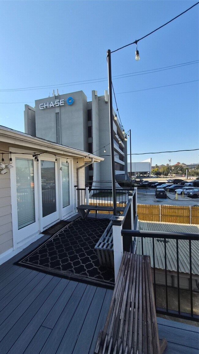 Building Photo - 2118 Oakdale St