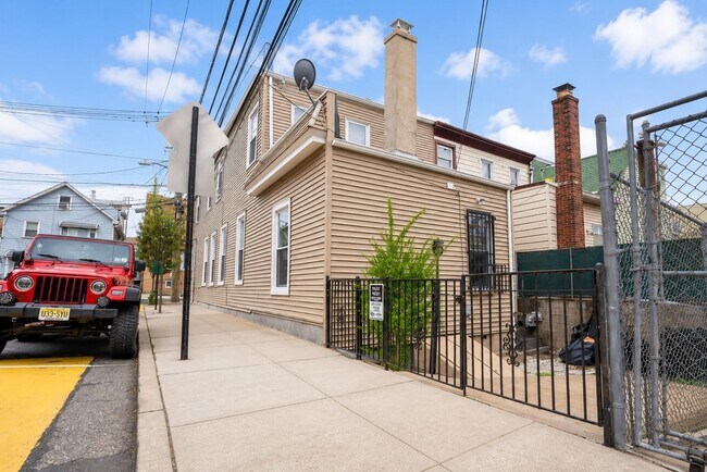 Building Photo - 814 28th St