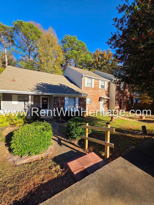 Building Photo - Amazing 2 bedroom, 1.5 bath townhome/ Great Roommate Floorplan / Great Location