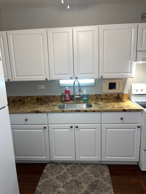 Kitchen w/Refrigerator and range - 7337 S South Shore Dr