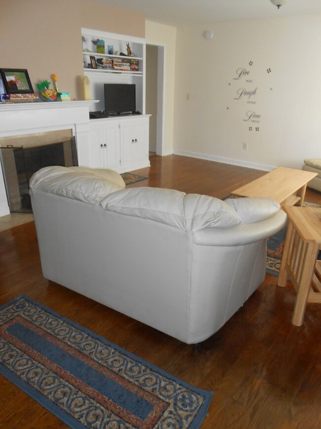 Building Photo - 3 Bedroom, 1 Bathroom Home in Third Ward with Large Yard, Garage, & Central Air