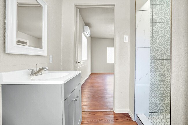 Building Photo - Central 1 Bedroom 1 Bath