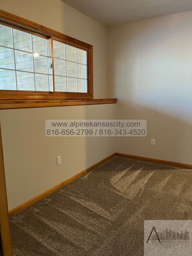 Building Photo - Beautiful California Split in Platte County