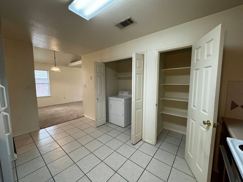 Building Photo - 5005 John David Dr