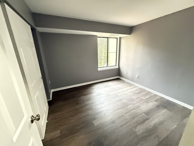 Building Photo - 9635 White Acre Rd