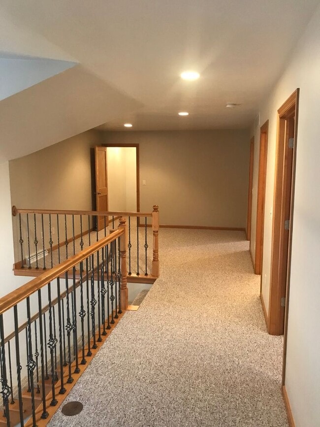 Building Photo - 2100 River Point Ct