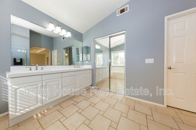 Building Photo - 18210 Shannon Ridge Pl