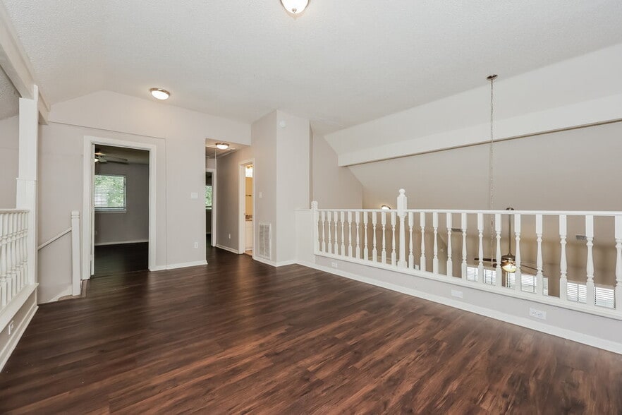 Building Photo - 657 Edgewood Dr