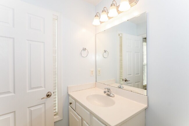 Building Photo - "Spacious 4-Bed, 3-Bath Haven in Myrtle Beach - Your Perfect Coastal Retreat!"