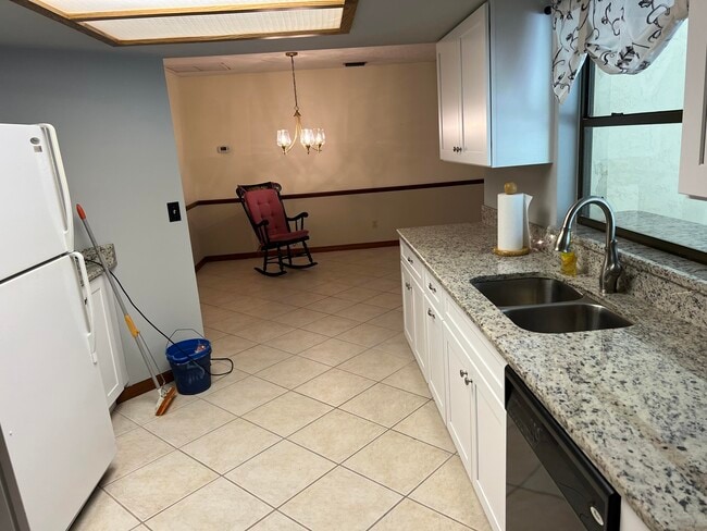 Building Photo - 2239 Woodlawn Cir