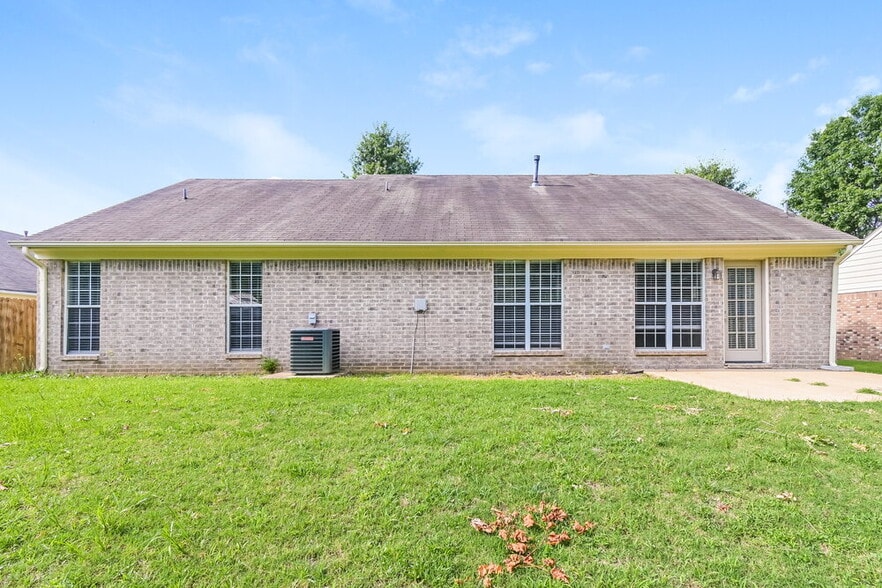 Building Photo - 1540 Madison Cove W