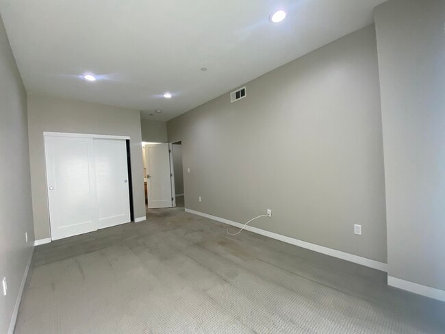 Building Photo - 2149 Carlmont Dr