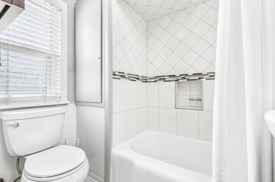 Building Photo - 429 W Ann Arbor Trl