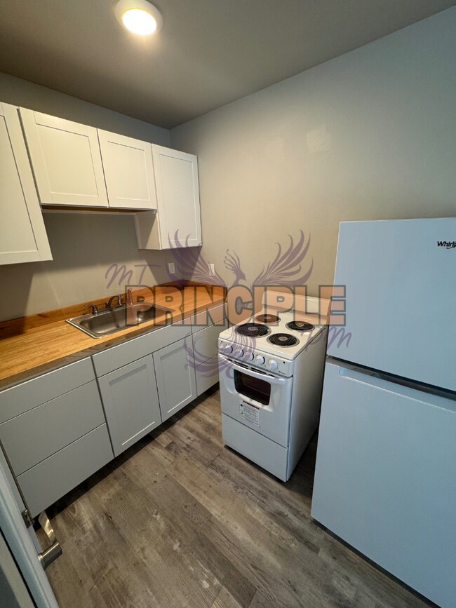 Building Photo - Renovated 2 bedroom Duplex on the flats