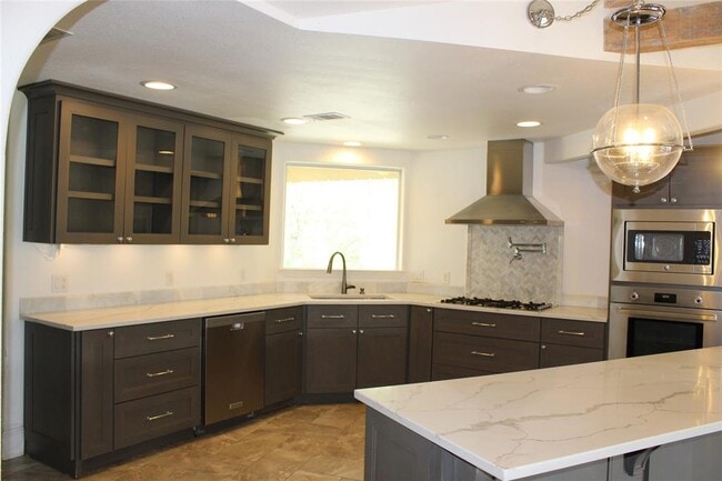 Building Photo - 908 River Rd