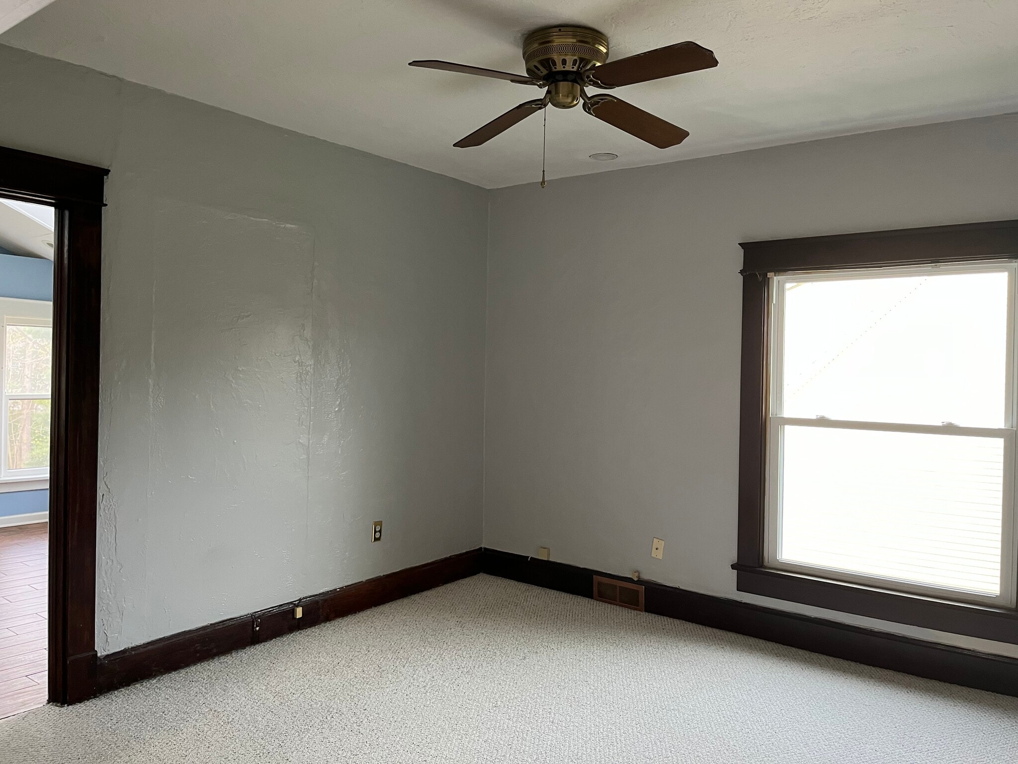 Building Photo - 325 S Main St