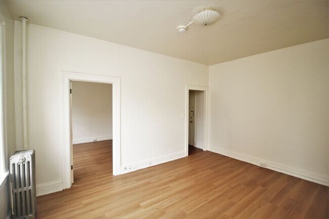 Building Photo - 6 E Read St